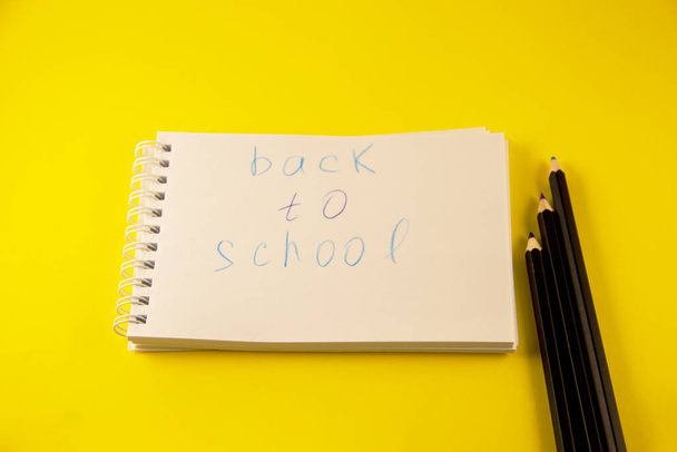 escola, bloco de notas com a inscrição de volta à escola - Foto, Imagem