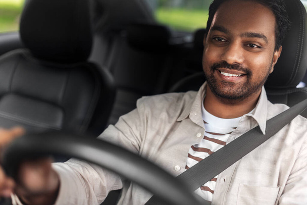 smiling indian man or driver driving car - Zdjęcie, obraz