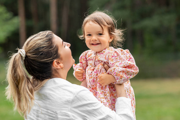 happy smiling mother with baby girl outdoors - Fotoğraf, Görsel
