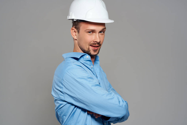 работник инженер в белых шлемах эмоции Профессионал - Фото, изображение