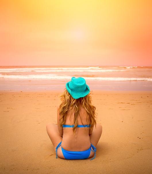 Woman on beach - Foto, Imagen
