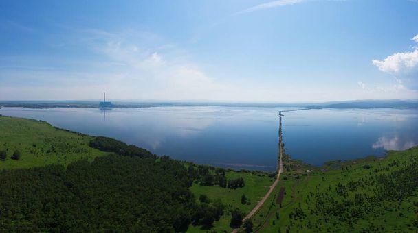 Luchtfoto drone uitzicht op het meer landschap met weg - Foto, afbeelding