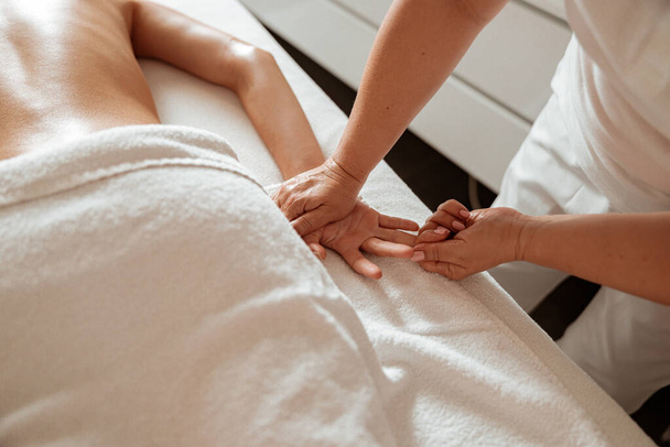 Masseuse massage femme main dans spa salon - Photo, image