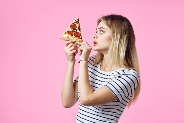 жінка в смугастій футболці з піцою в руках
 - Фото, зображення