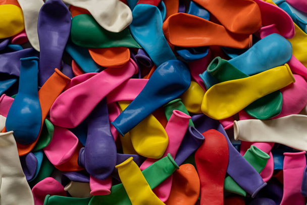 Montones de globos de colores de fondo. Globos plásticos desinflados para celebraciones - Foto, imagen