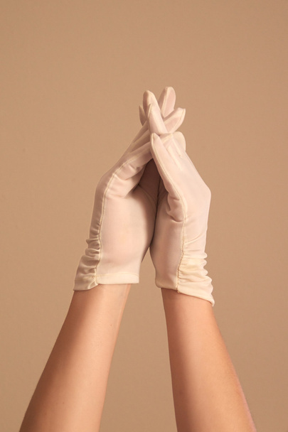 γυναίκα μοντελοποίηση σε vintage λευκά γάντια, με τα δάχτυλα διέσχισαν - Φωτογραφία, εικόνα