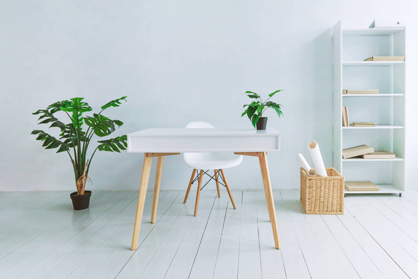 A szekrény vagy a munkaterület modern, minimális belső tere. Asztal és szék fából. Üres hely a szövegnek. - Fotó, kép