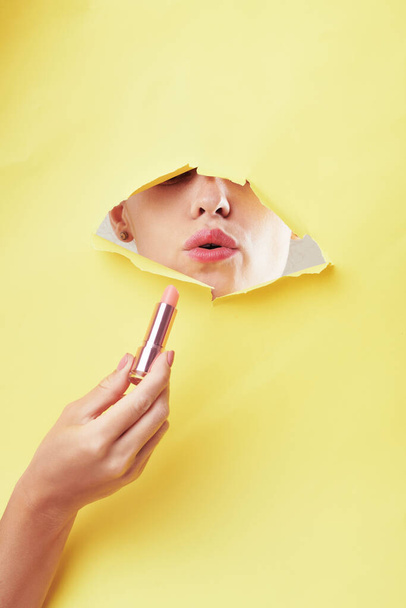 Applying Lipstick Through Banner Hole - Foto, Bild