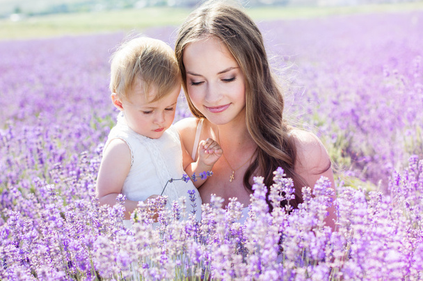 Mother and gaughter playing in lavender field - Φωτογραφία, εικόνα
