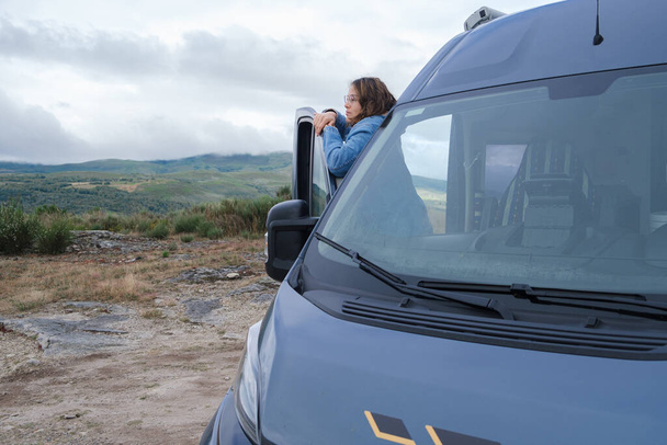 Young woman looking at the landscape from a van. - Fotografie, Obrázek