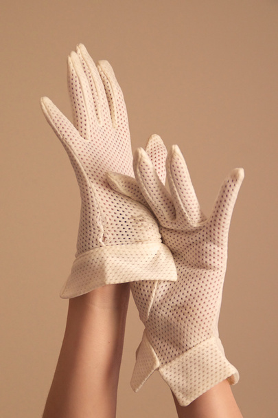 Frau modelliert Vintage formale weiße Mesh-Handschuhe - Foto, Bild