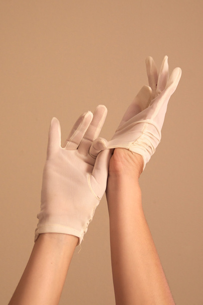 Frau zieht weiße Handschuhe an - Foto, Bild