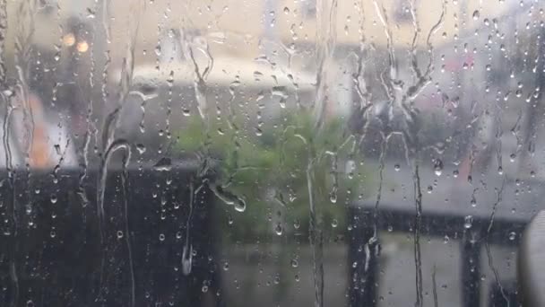 Şiddetli yağmur sırasında saydam yüzeye düşer - Video, Çekim