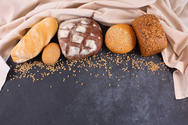 Διαφορετικά είδη φρέσκου χωριάτικου ψημένου ψωμιού. - Φωτογραφία, εικόνα
