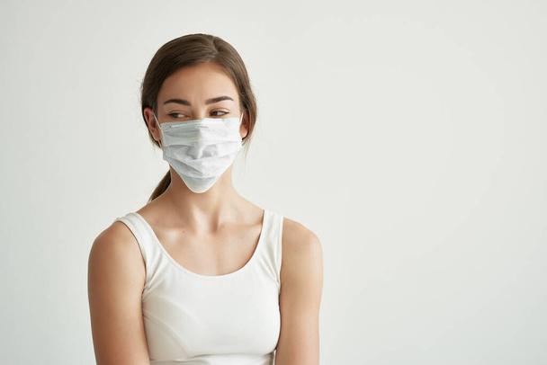mujer en máscara médica problemas de salud infección fondo de luz - Foto, Imagen