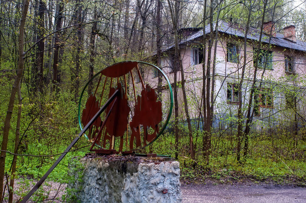 εγκαταλελειμμένο διώροφο σπίτι στο δάσος, την άνοιξη - Φωτογραφία, εικόνα