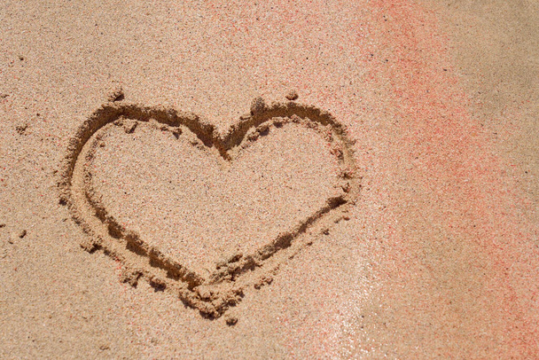 El corazón está pintado en la arena de colores en una playa tropical - Foto, imagen
