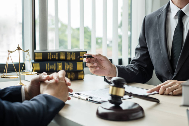 Άνδρες δικηγόροι ή ένας δικαστής συμβουλεύει τους πελάτες σχετικά με τη δικαστική δικαιοσύνη και δίωξη με κλίμακες, δικαστές Gavel, νομικά έγγραφα έννοια νομικές υπηρεσίες. - Φωτογραφία, εικόνα