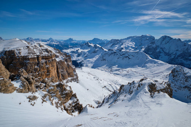 İtalya, Dolomites 'te kayak merkezi. - Fotoğraf, Görsel