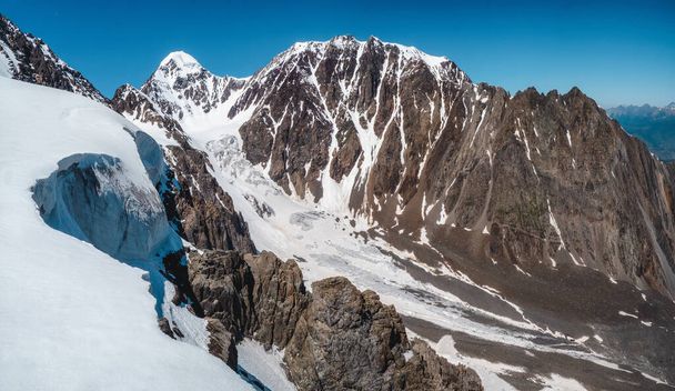 Панорамный вид на ледник Большой Актру, высоко в горах, покрытый снегом и льдом. Алтайский зимний пейзаж. - Фото, изображение