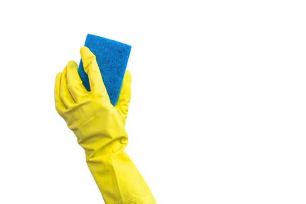 Mano en un guante de goma amarillo con una esponja de limpieza aislada sobre una foto de fondo blanco - Foto, imagen