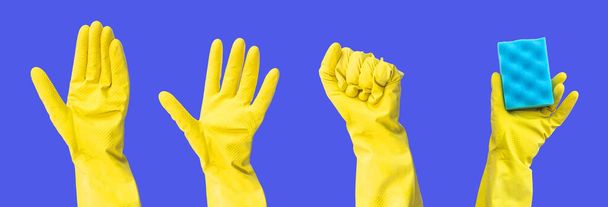 Manos en guantes de goma con banner de suministros de limpieza con espacio libre para el texto, foto de fondo azul - Foto, Imagen