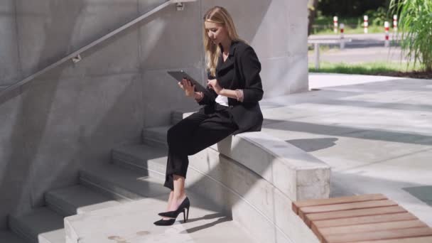 石段の上のタブレットを使用して女性マネージャー - 映像、動画