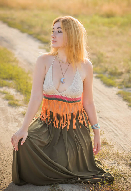 Vintage Boho-Stil, Mädchen im Hippie-Stil bei Sonnenuntergang, modische Kleidung und Details. - Foto, Bild