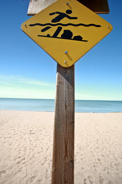 Nadadores sinal de alerta ao longo da praia do Lago Winnipeg
 - Foto, Imagem