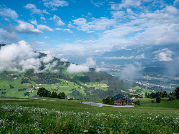 Uitzicht over de bergen in Tirol - Foto, afbeelding