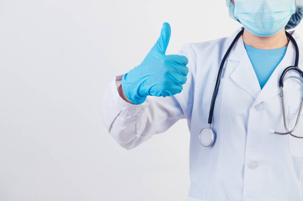 Detailní profesionální lékaři dát velké palce nahoru gesto na bílém pozadí pro pacienty, kteří se léčí v nemocnici nebo na klinice, aby se ujistil, že se brzy uzdraví. Zdravotnický personál a zdravotní lidé koncept. - Fotografie, Obrázek