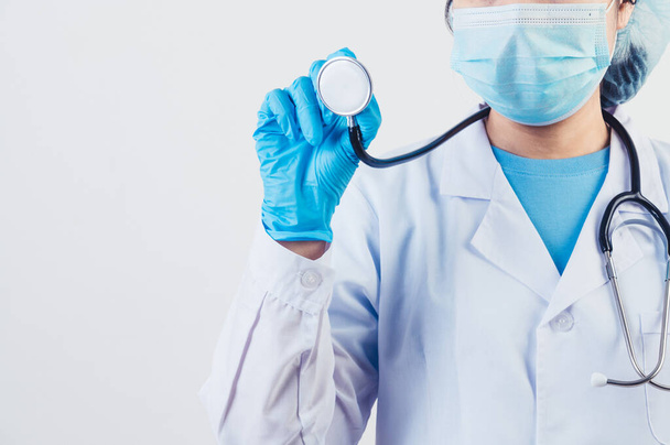 Nahaufnahme-Stethoskop in Arzthänden mit Kopierraum auf weißem Hintergrund. Jährliches Gesundheitscheckkonzept für Ärzte und Krankenhäuser. Psychologe und Allgemeinmediziner - Foto, Bild