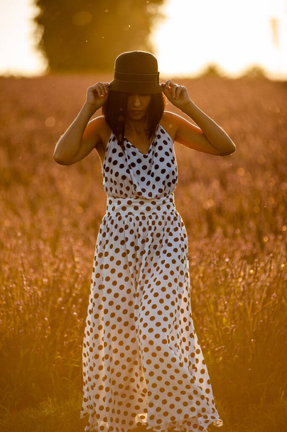 Hermosa mujer en el campo de lavanda de verano - Foto, Imagen