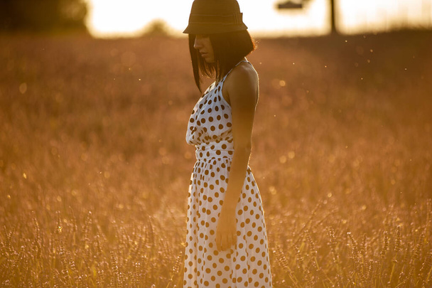 Hermosa mujer en el campo de lavanda de verano - Foto, Imagen