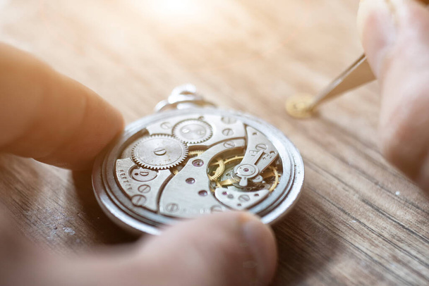 Reparación mecánica de relojes. relojero repara relojes mecánicos vintage. Taller de relojeros. - Foto, Imagen