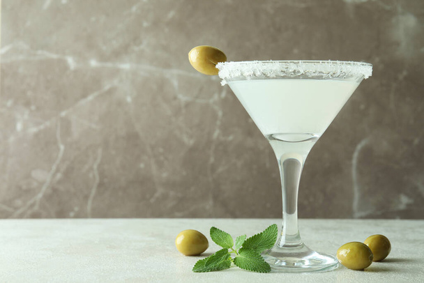 Bicchiere di cocktail e ingredienti su tavolo bianco testurizzato - Foto, immagini