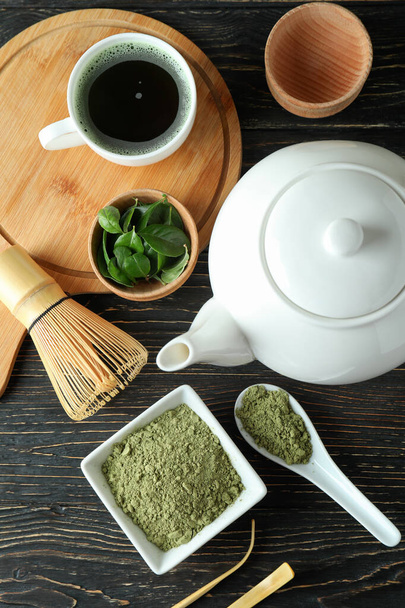 Έννοια της ιαπωνικής τσάι με matcha σε ξύλινο τραπέζι - Φωτογραφία, εικόνα
