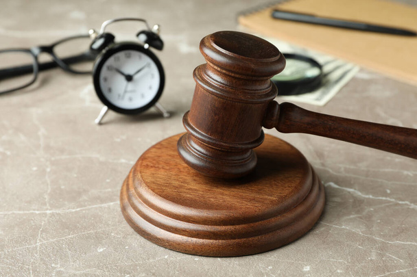 Νομική έννοια με δικαστή σφυρί σε γκρι υφή πίνακα - Φωτογραφία, εικόνα