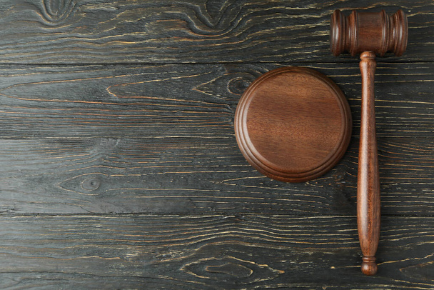 Soudce kladívko na rustikální dřevěné pozadí, prostor pro text - Fotografie, Obrázek