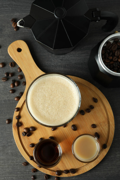 Έννοια της παρασκευής ιρλανδικού καφέ σε σκούρο ξύλινο τραπέζι - Φωτογραφία, εικόνα