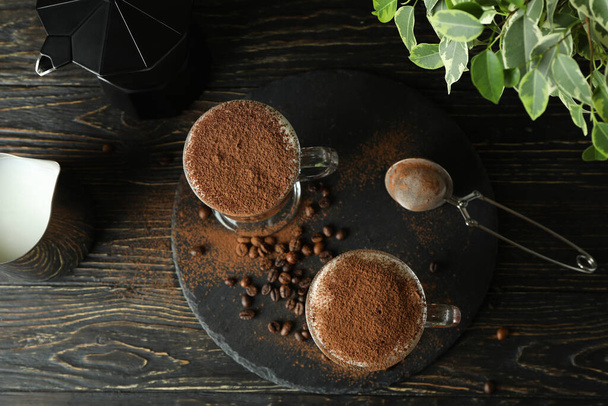 Концепция вкусного напитка с ирландским кофе на деревянном столе - Фото, изображение