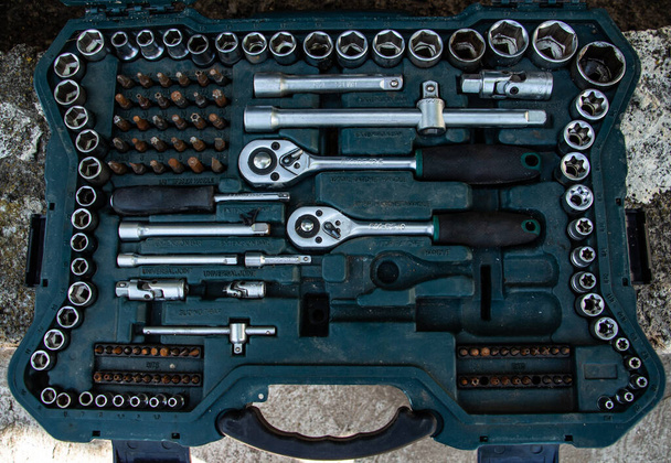 Ensemble de clé à douille dans une boîte en plastique, ensemble d'outils de réparation automobile - Photo, image
