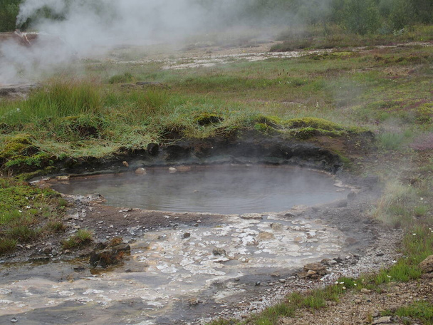 Uno dei punti salienti del tour "Golden Circle" da Reykjavik sono i geyser della zona ad alta temperatura di Haukadalur, Islanda. - Foto, immagini