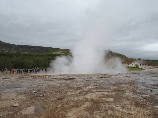 巨大なストロックルは、高さ1mの温泉と蒸気の噴水を空中に撃ち込みます、アイスランドのHaukaladur - 写真・画像