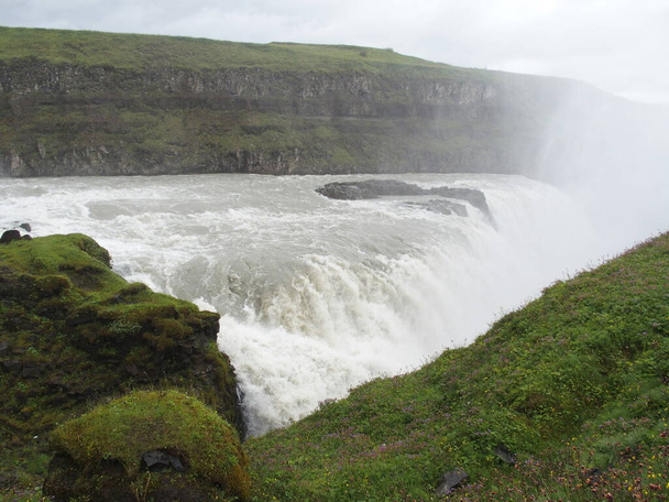 Gullfoss na Złotym Kręgu jest jednym z najbardziej znanych wodospadów na Islandii, na zdjęciu widać większy drugi poziom upadku - Zdjęcie, obraz