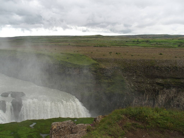 Gullfoss na Złotym Kręgu jest jednym z najbardziej znanych wodospadów na Islandii, na zdjęciu widać większy drugi poziom upadku - Zdjęcie, obraz