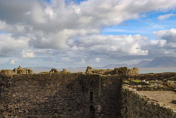 Beaumarisin linna pilaa Anglesey-saaren Yhdistynyt kuningaskunta   - Valokuva, kuva