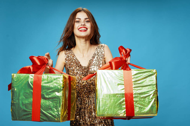 vrolijke vrouw met geschenken in handen vakantie luxe verrassing - Foto, afbeelding