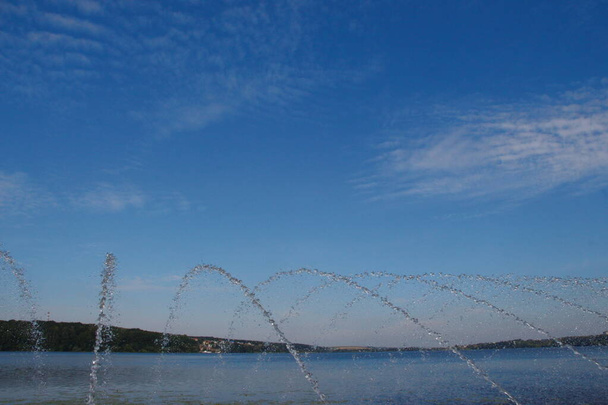 chorros de agua en una fuente de la ciudad cerca del estanque - Foto, Imagen