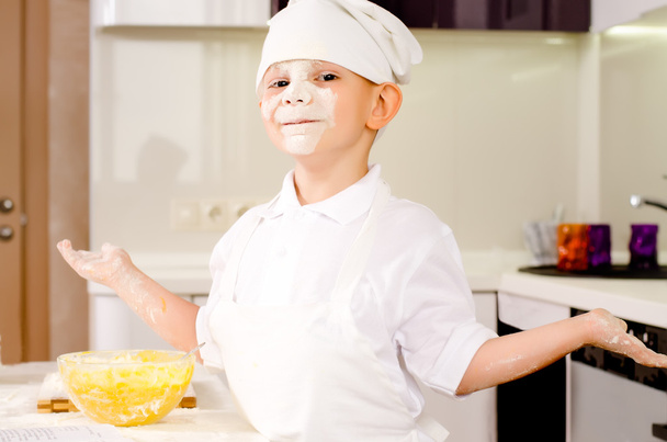 Гордый игривый мальчик в форме шеф-повара
 - Фото, изображение